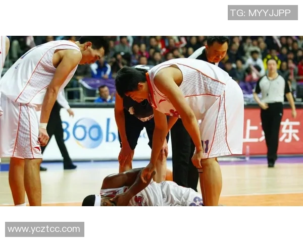 篮球明星场上吐痰引发热议球迷反应不一引发对运动员行为的讨论与思考